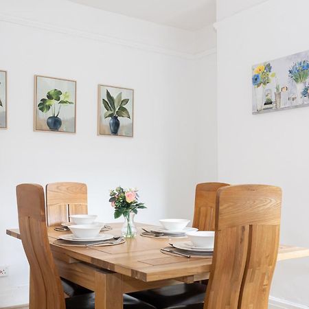 Bright & Modern 3 Bedroom Old Trafford Home Манчестер Экстерьер фото