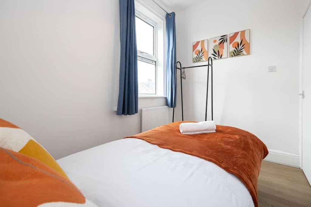 Bright & Modern 3 Bedroom Old Trafford Home Манчестер Экстерьер фото