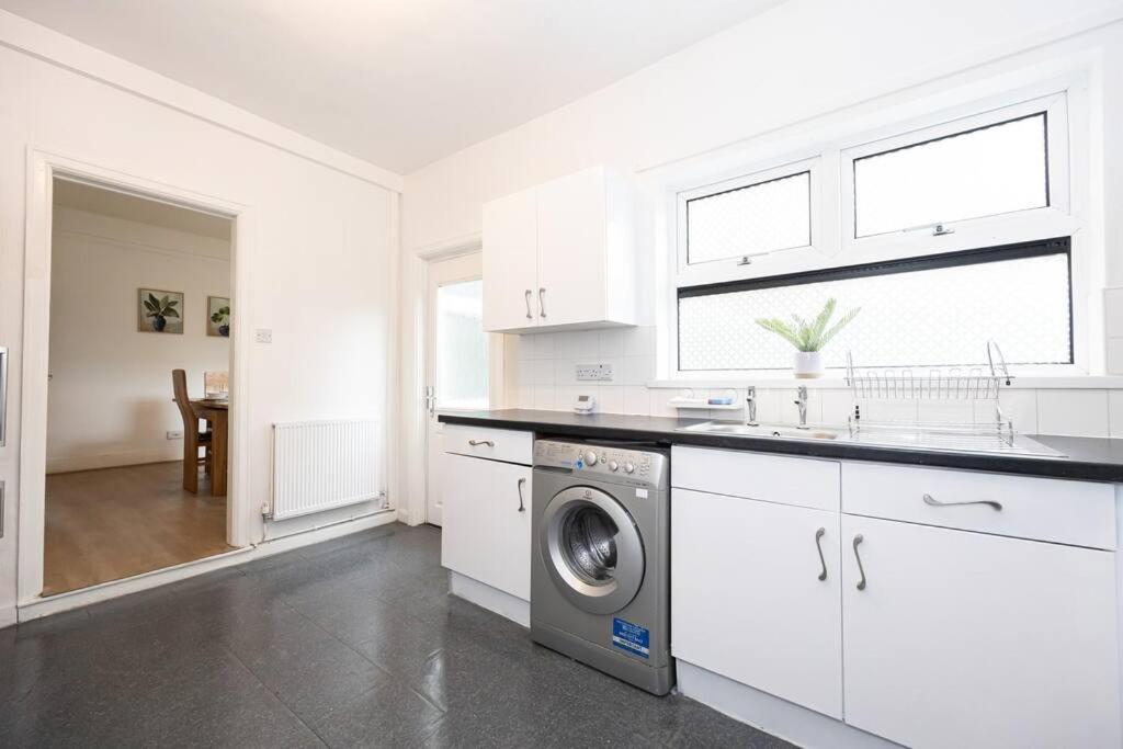 Bright & Modern 3 Bedroom Old Trafford Home Манчестер Экстерьер фото
