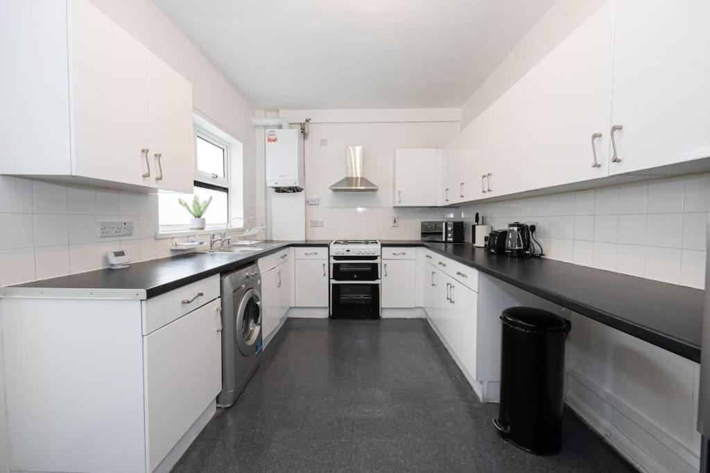 Bright & Modern 3 Bedroom Old Trafford Home Манчестер Экстерьер фото