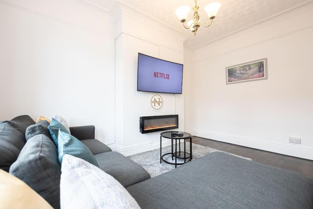 Bright & Modern 3 Bedroom Old Trafford Home Манчестер Экстерьер фото