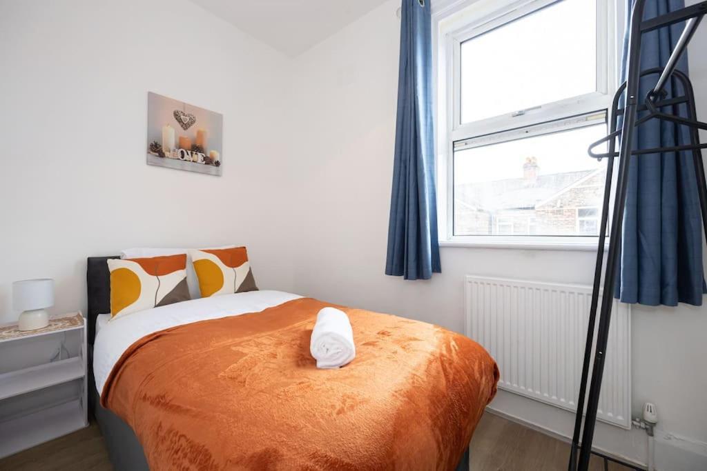 Bright & Modern 3 Bedroom Old Trafford Home Манчестер Экстерьер фото
