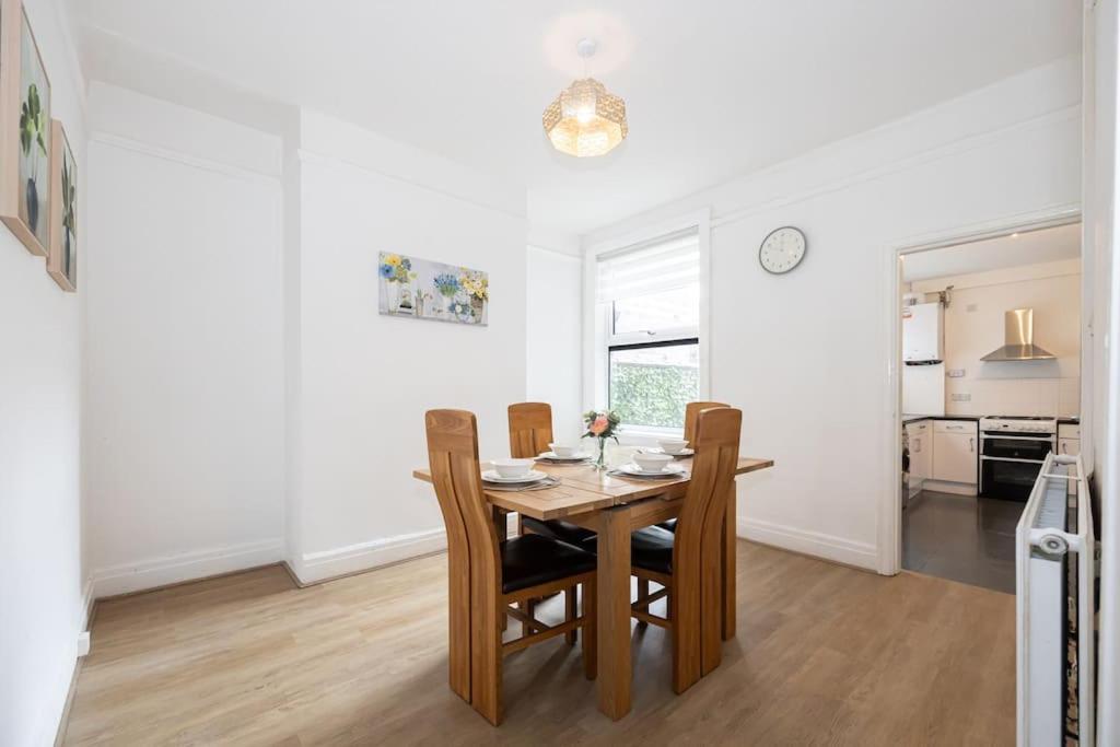 Bright & Modern 3 Bedroom Old Trafford Home Манчестер Экстерьер фото
