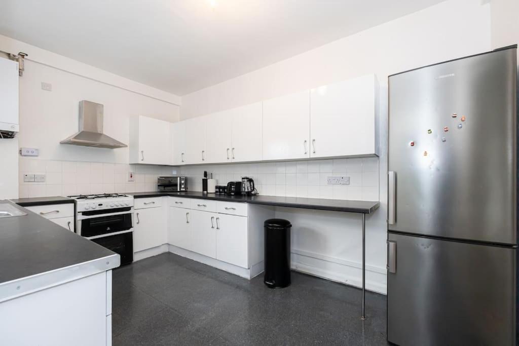 Bright & Modern 3 Bedroom Old Trafford Home Манчестер Экстерьер фото