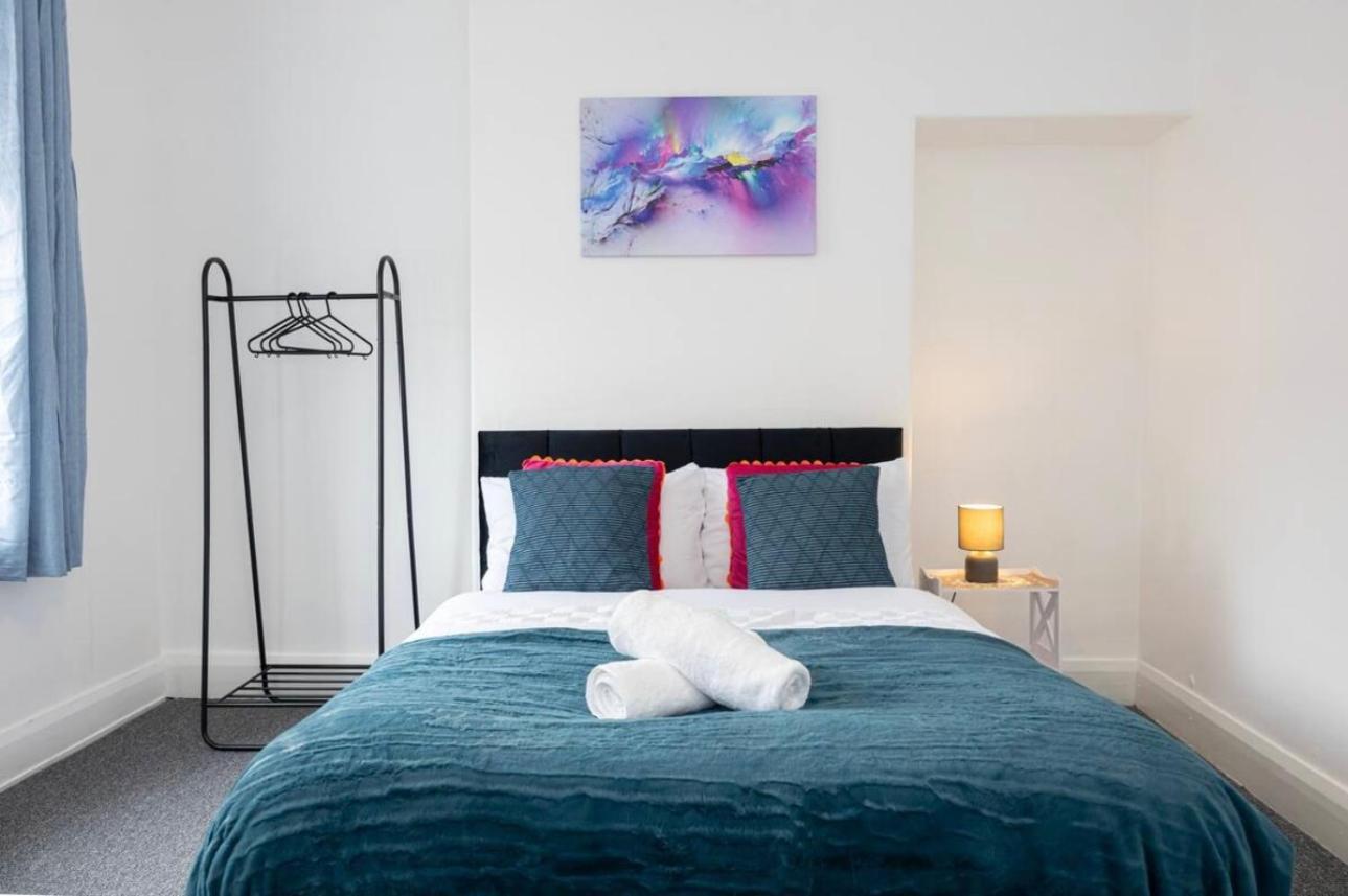 Bright & Modern 3 Bedroom Old Trafford Home Манчестер Экстерьер фото