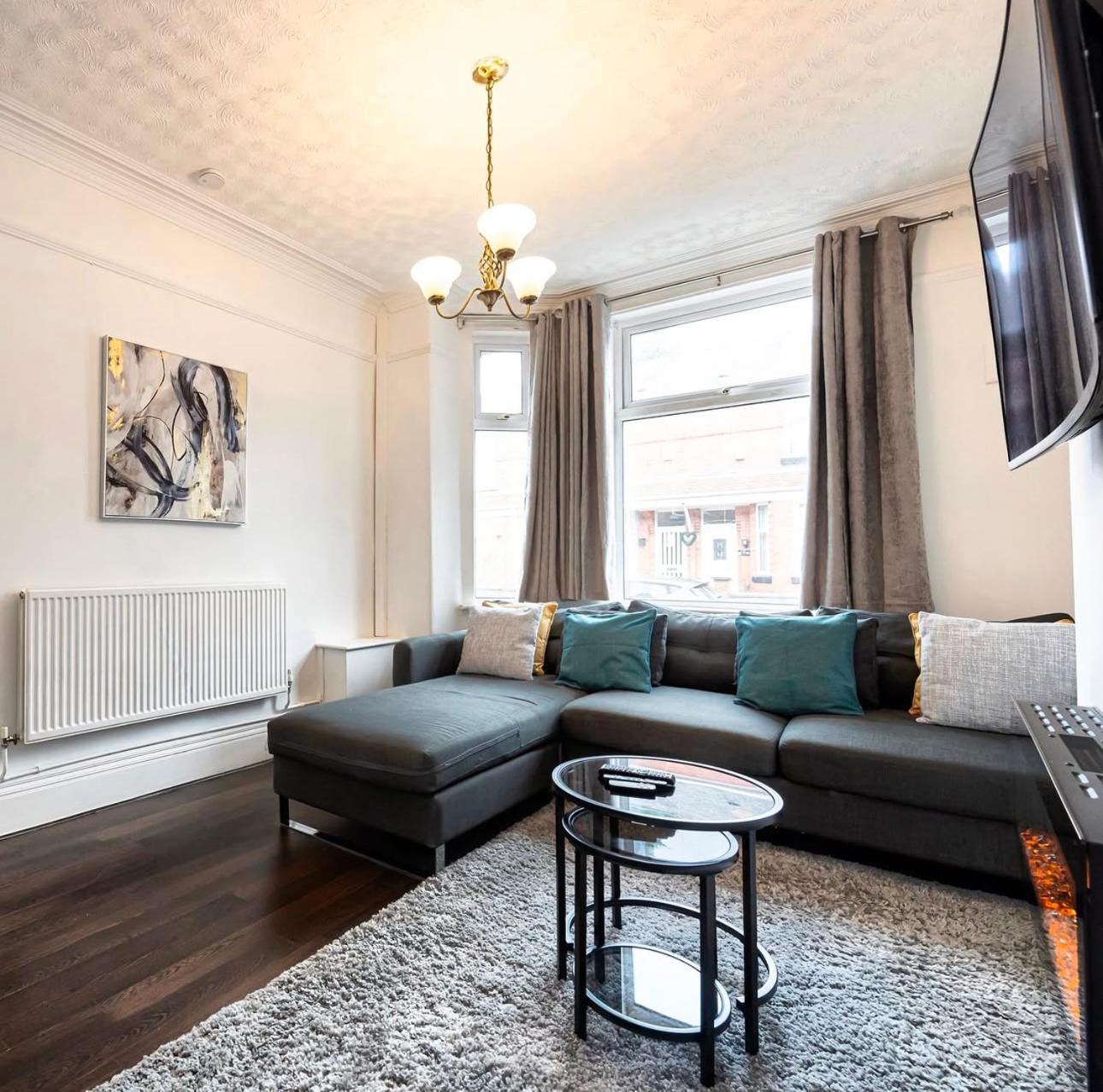 Bright & Modern 3 Bedroom Old Trafford Home Манчестер Экстерьер фото
