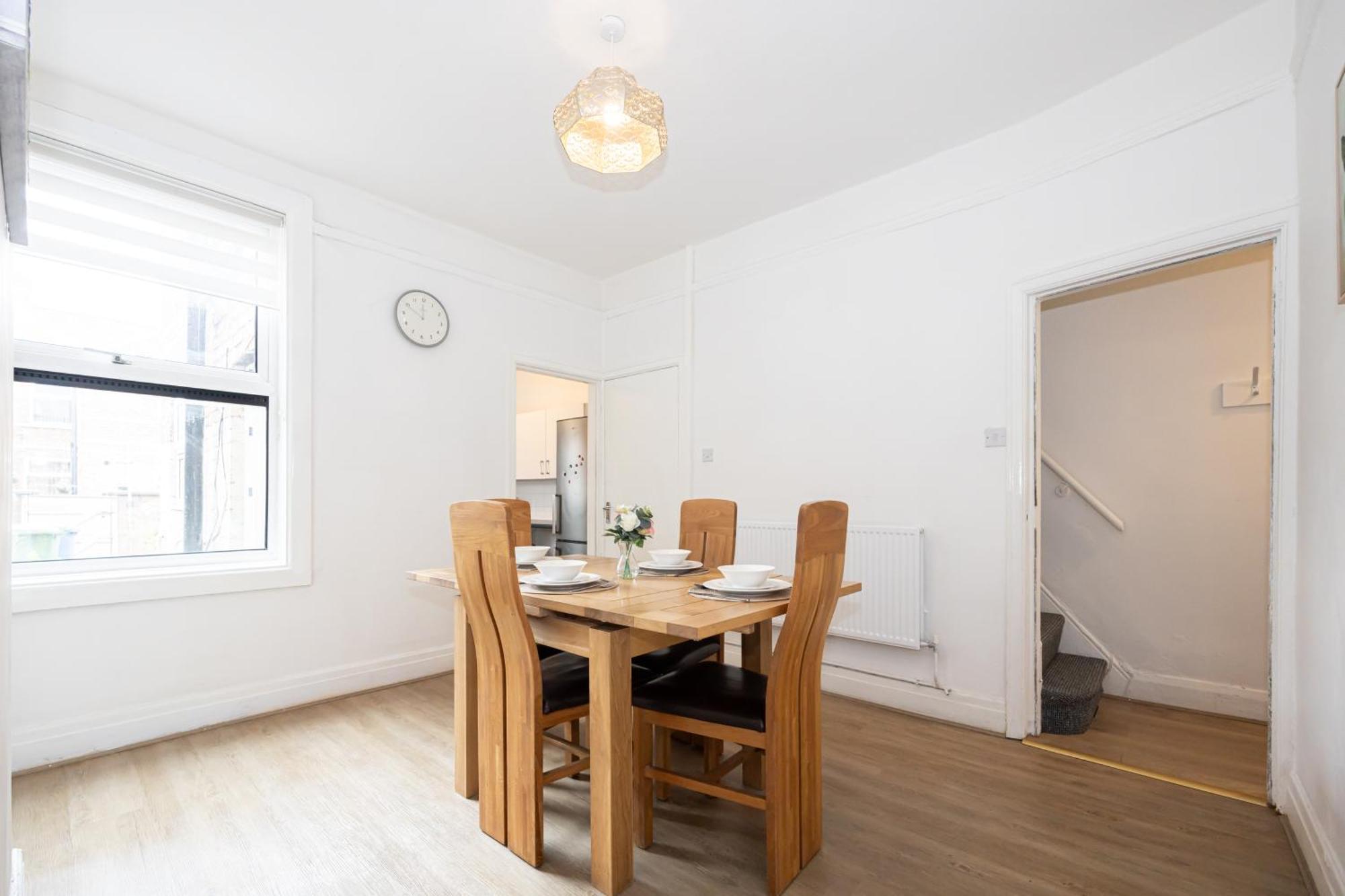 Bright & Modern 3 Bedroom Old Trafford Home Манчестер Экстерьер фото
