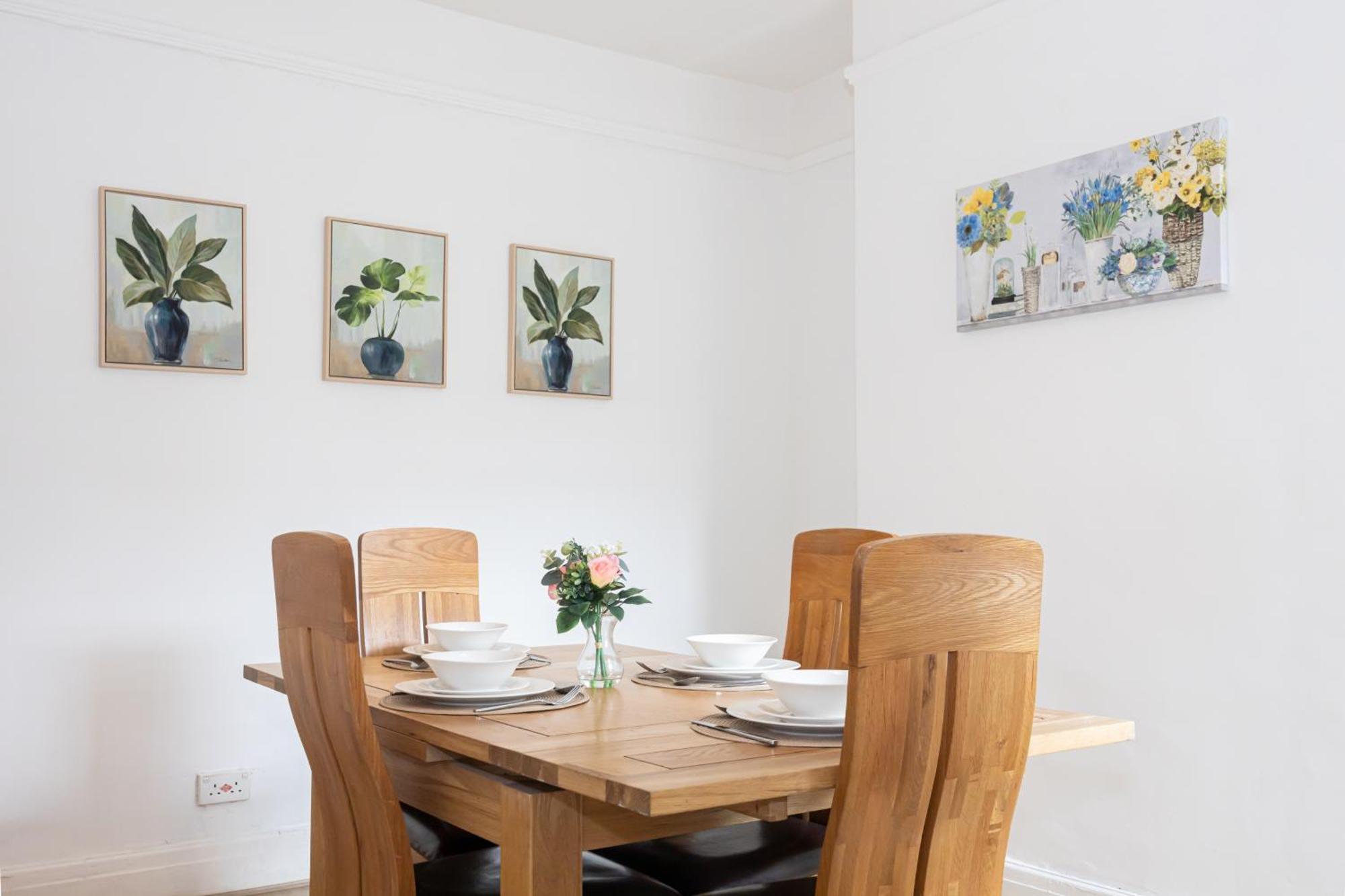 Bright & Modern 3 Bedroom Old Trafford Home Манчестер Экстерьер фото